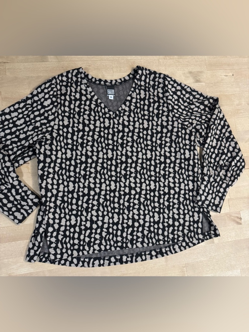 ANNI KUAN Black & Cream V-Neck Printed Long Sleeve thick Tee/sweatshirt
